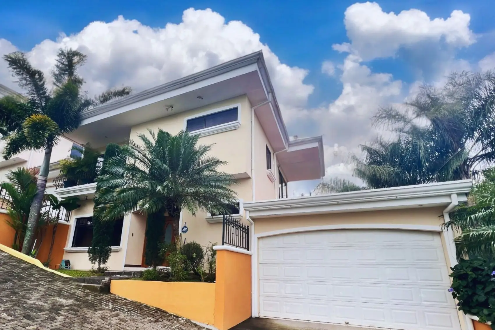 Elegant Two-Story Home with Pool and Panoramic Views in Las Cumbres, Brasil de Mora - image 2