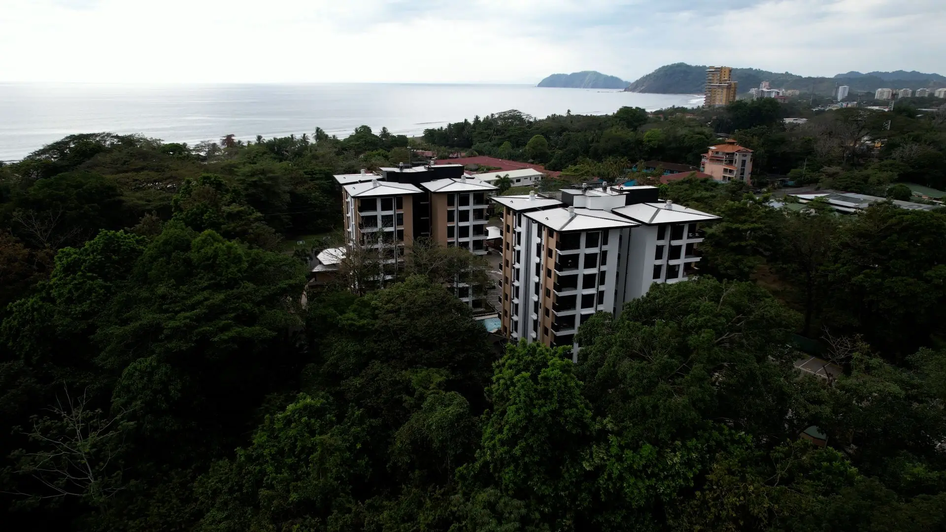Scenic 2BR/2BA Apartment with Ocean and Mountain Views - image 9