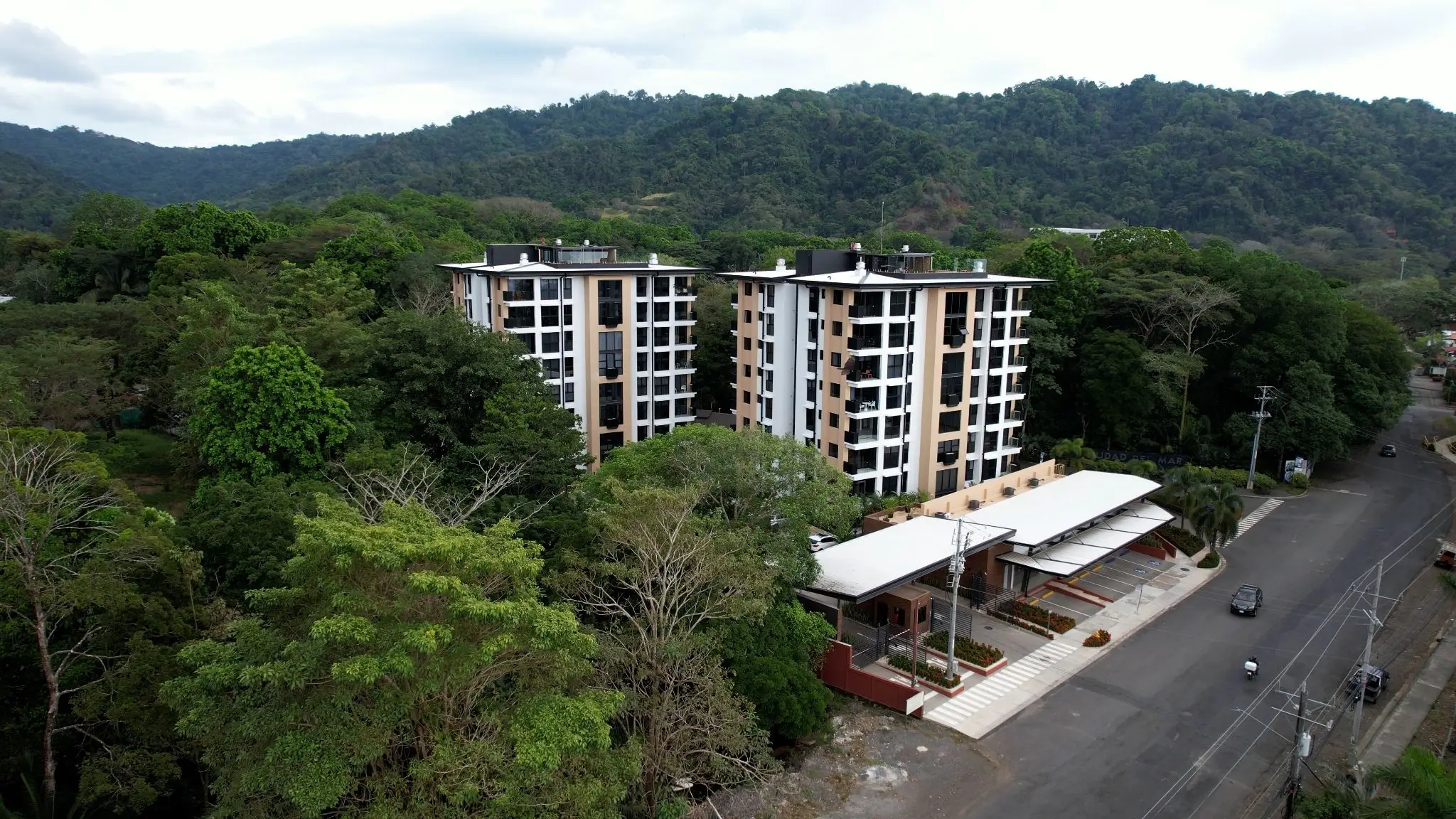 Modern 3-Bedroom Condo in Jacó's  Torres del Mar - image 9