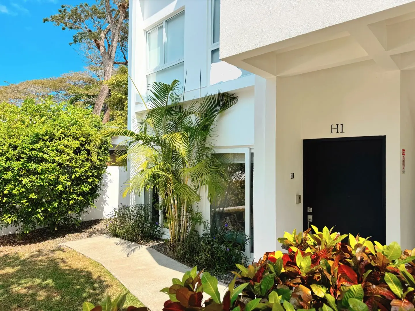 Modern 2-Bed Jacó Apartment for Rent with Pools & Playground - image 2