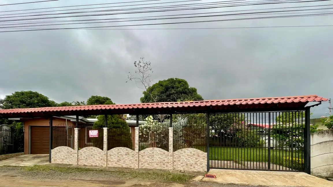 Charming 3-Bedroom Home with Lush Backyard in Grecia, Alajuela - image 1