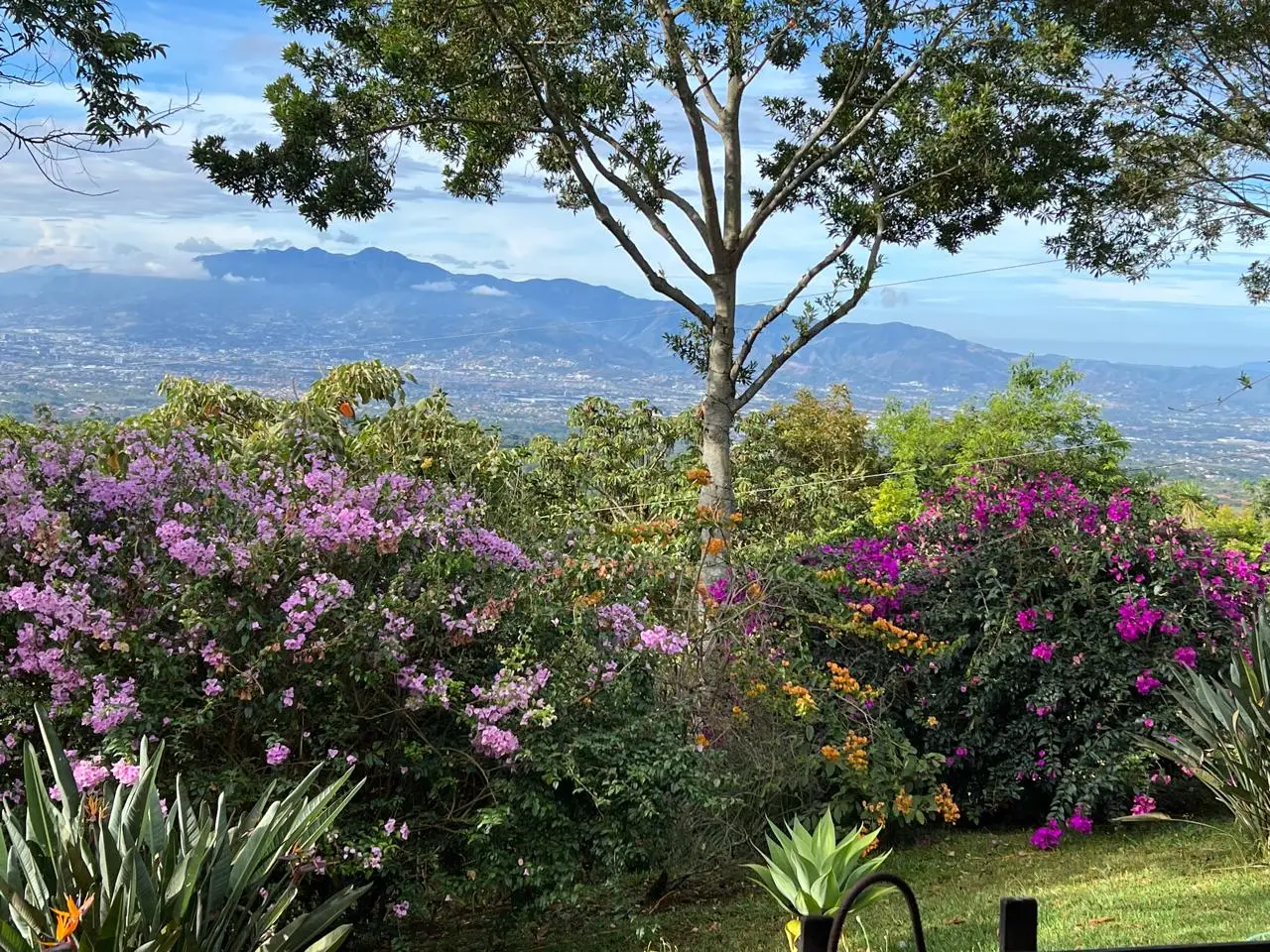 Hillside House with breathtaking Panoramic Valley Views in Santa Bárbara, Heredia - image 3