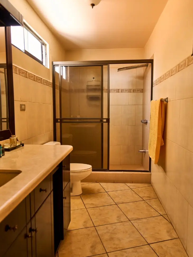 EXCLUSIVE LUXURY HOME WITH SOLAR-HEATED POOL - image 2
