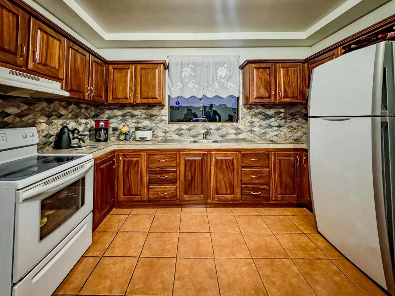 Charming 3-Bed Home with Mountain Views in Grecia, Alajuela - image 5