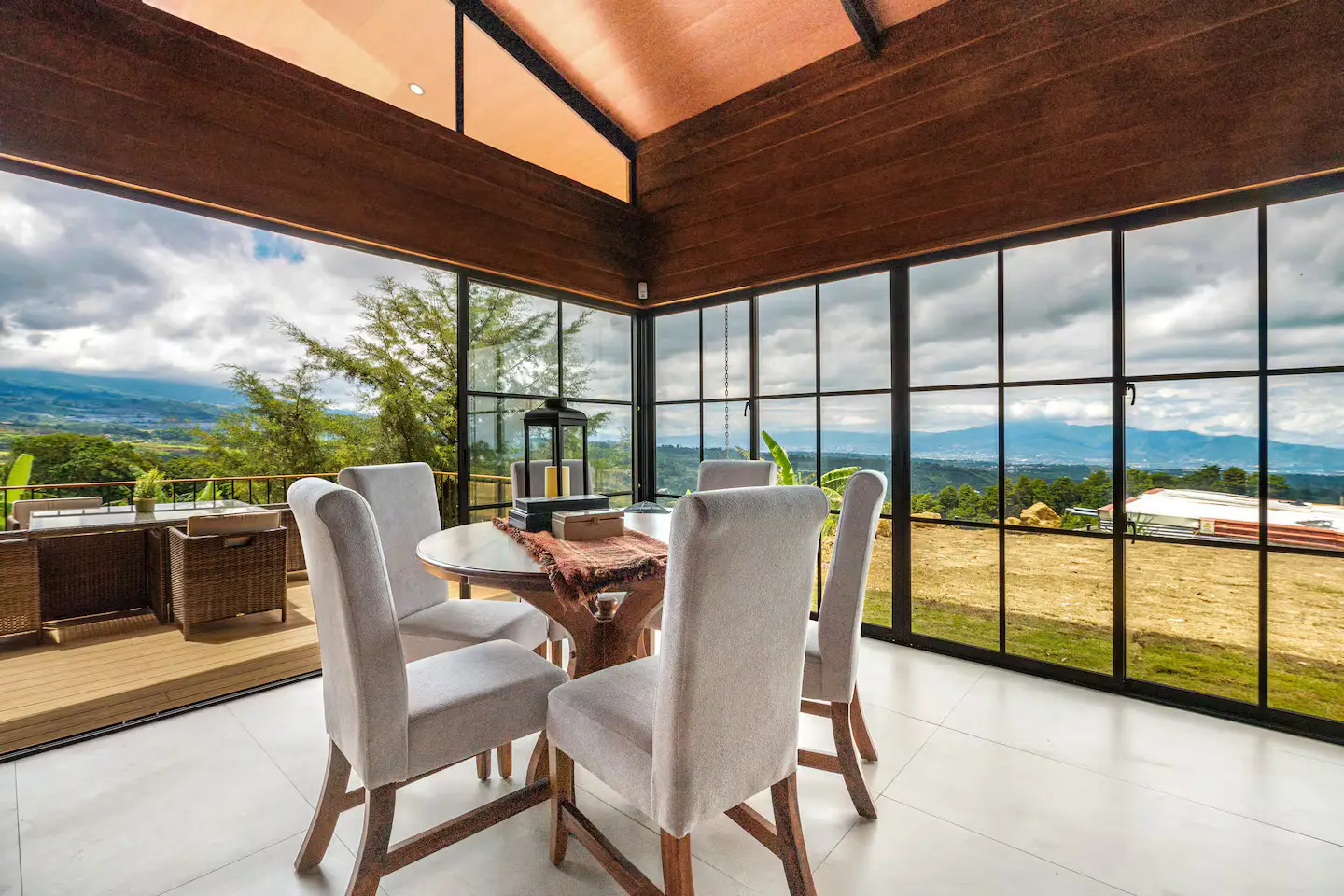 Exquisite Mountain View Hillside Retreat in Costa Rica with Panoramic Mountain Views - image 7