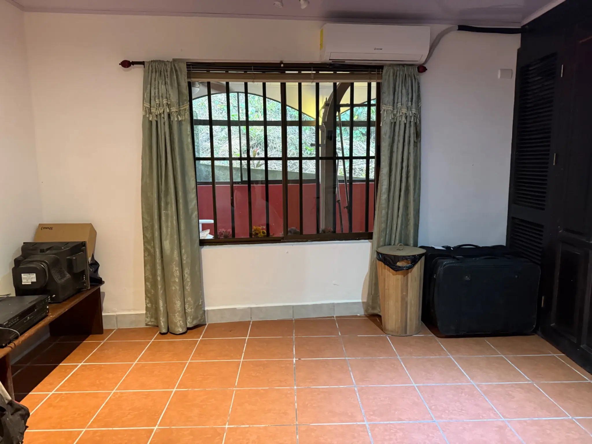 CHARMING  HOME WITH SCENIC FOREST VIEWS  - image 15