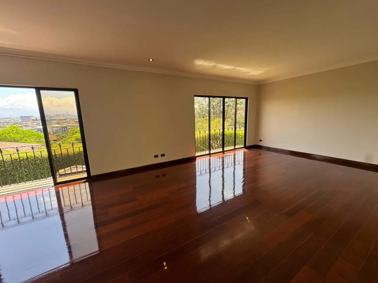 Residencia de Lujo con Vista a la Ciudad en Cerro Alto, Escazú - image 3