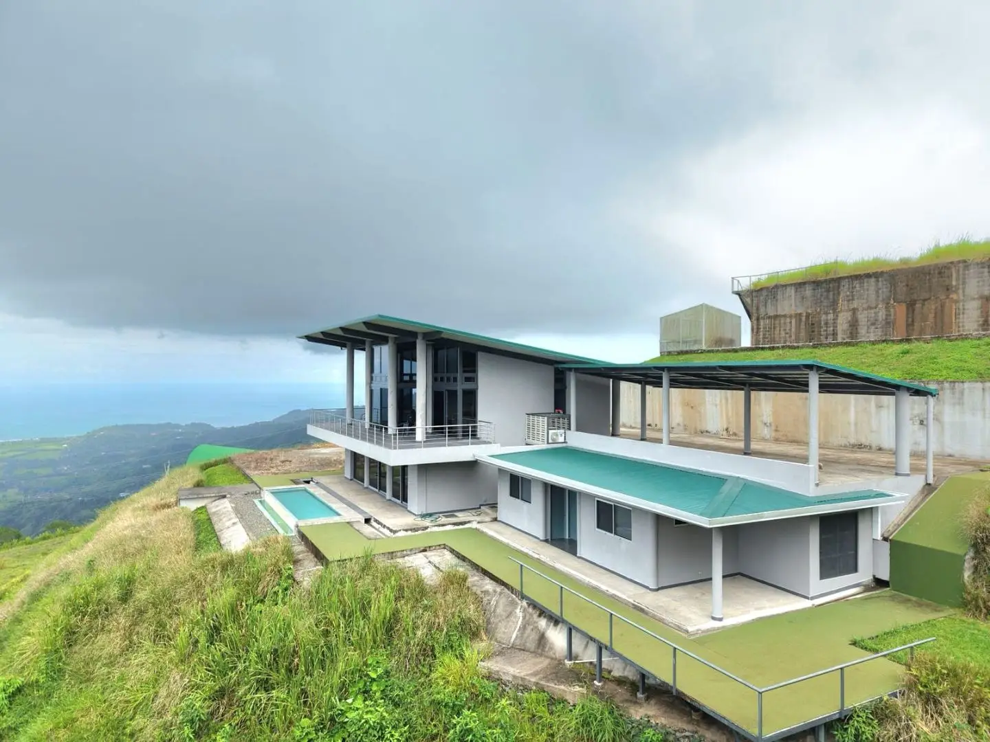 Hermosa Clouds: Luxury Mountain Estate with Breathtaking Ocean Views - image 3