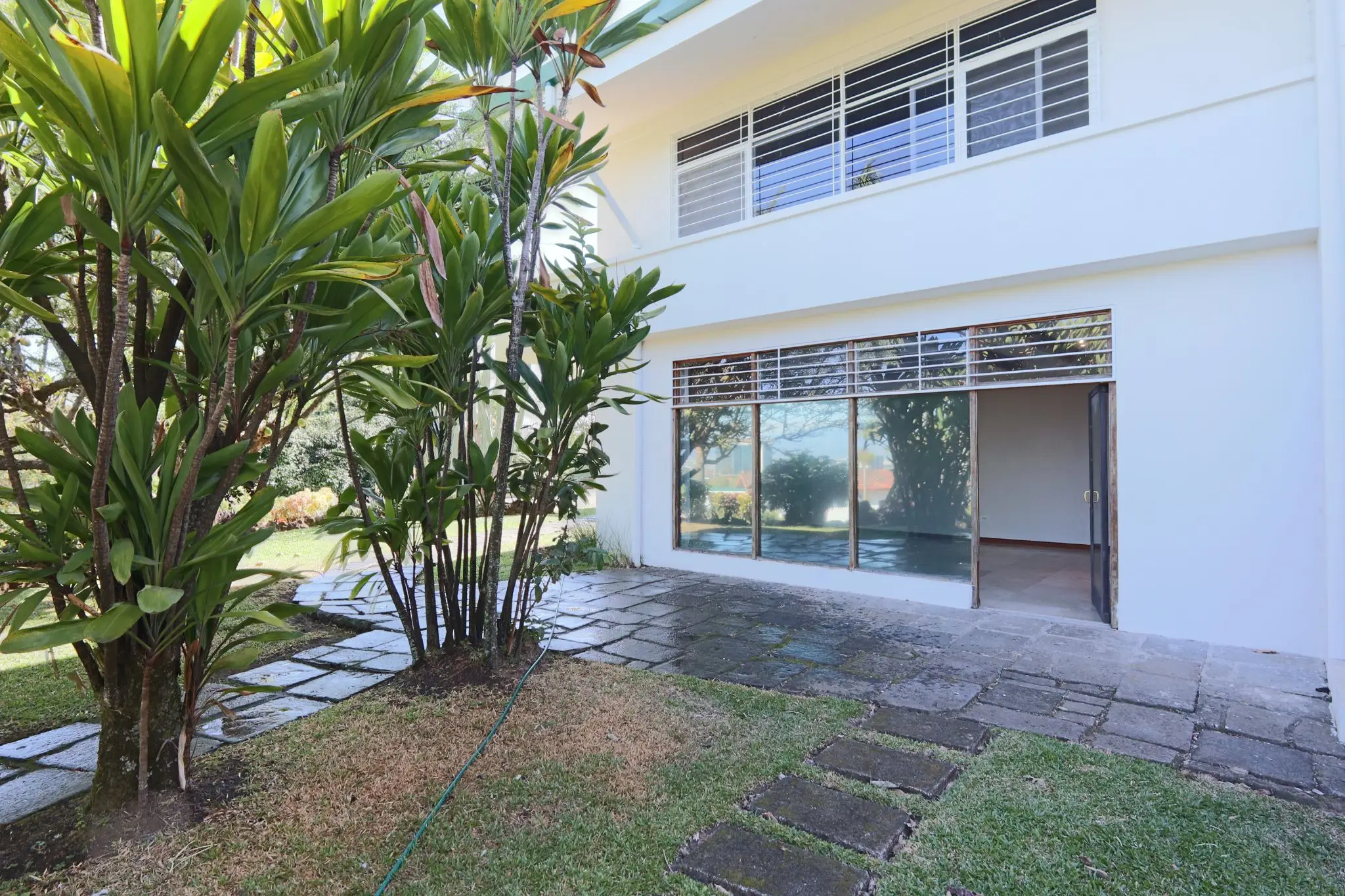 Luxurious 4-Bed Costa Rica Estate for Rent with Pool & Panoramic Views - image 12