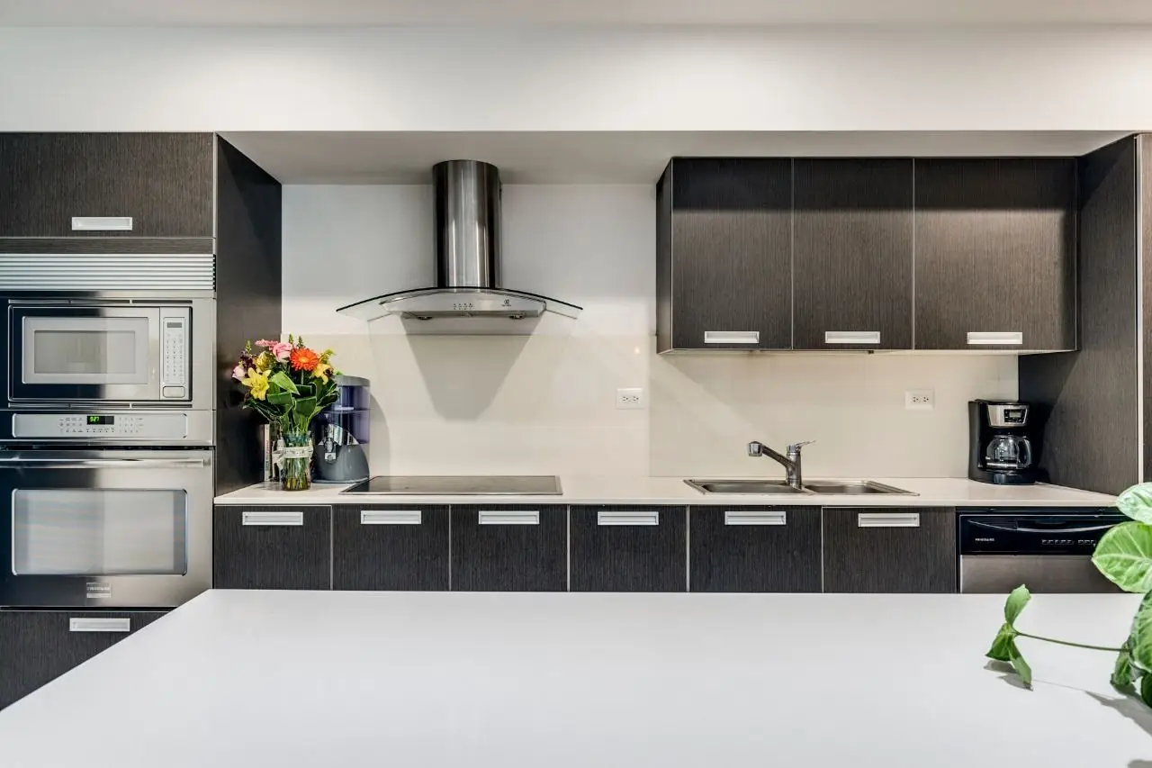 Contemporary house of three floors in prime location in Santa Ana - image 5