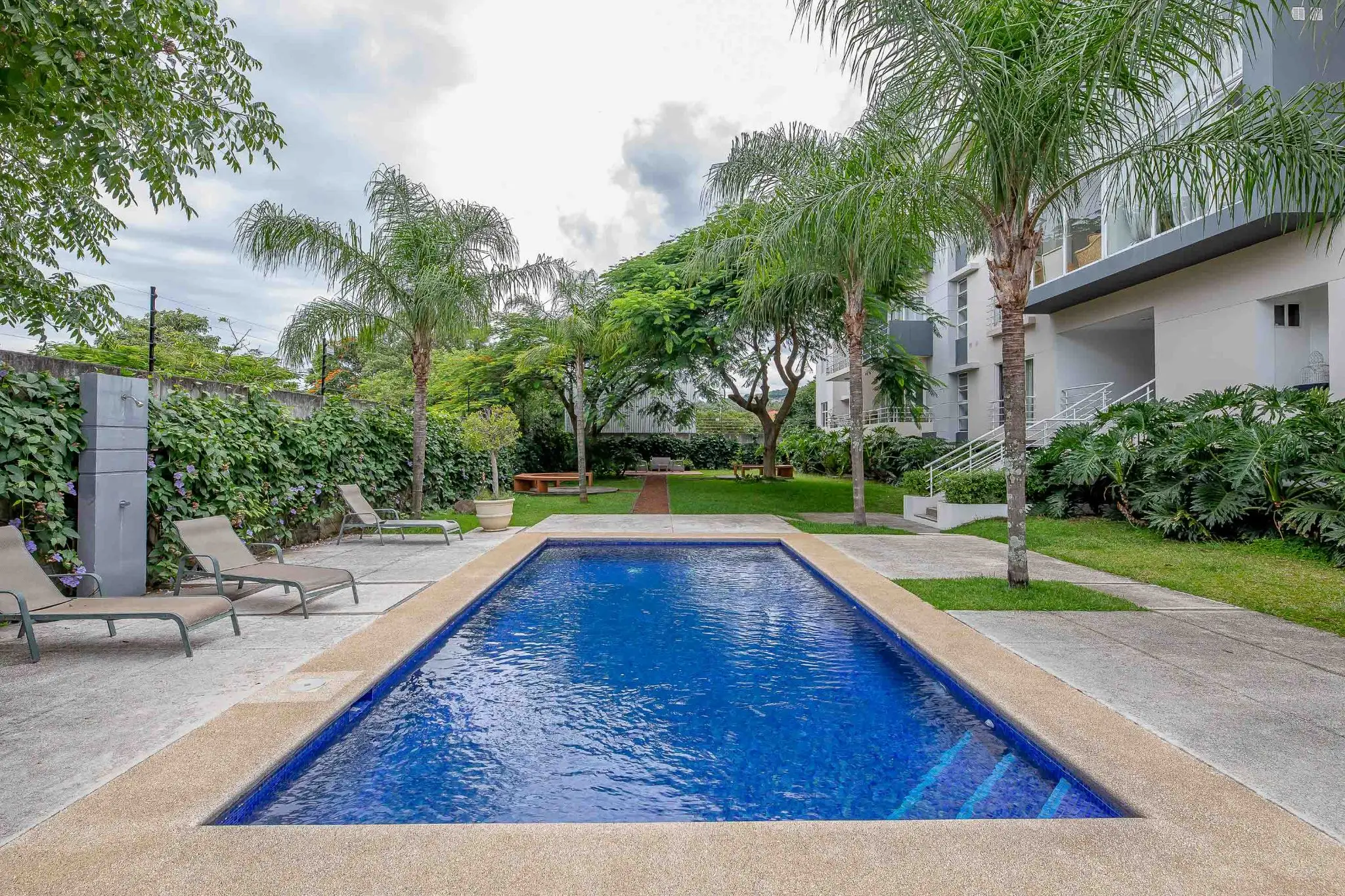 Contemporary 2-Bed Apartment in Santa Ana - image 10