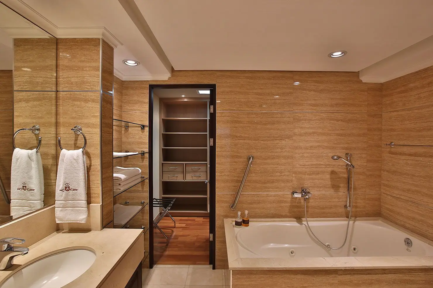 Luxury European Style Apartment in Laureles, Escazu - image 5