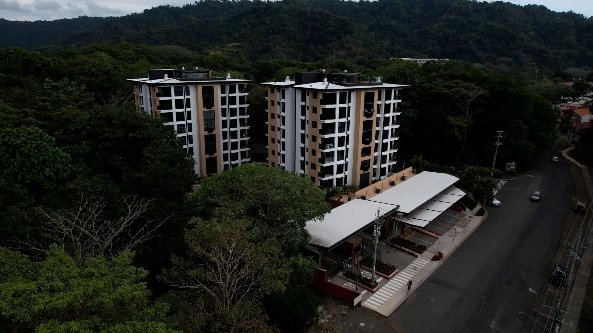 Scenic 2BR/2BA Apartment with Ocean and Mountain Views - image 8