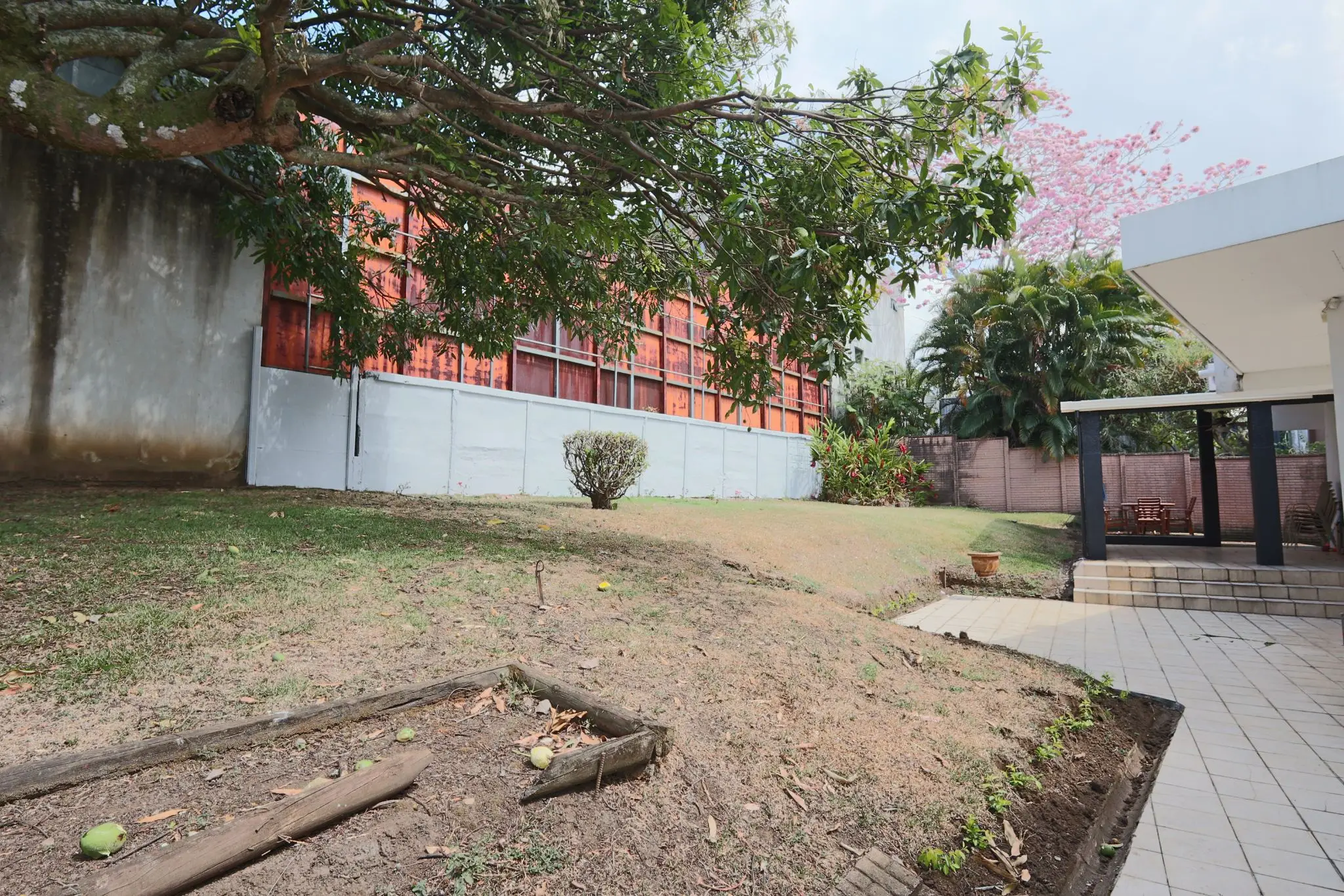 Versatile 10-Bed Commercial/Residential Rental in Prime San José Metropolitan Area - image 10