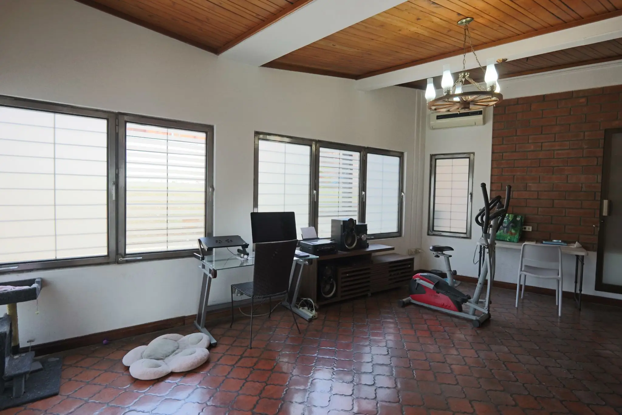 Versatile 10-Bed Commercial/Residential Rental in Prime San José Metropolitan Area - image 11