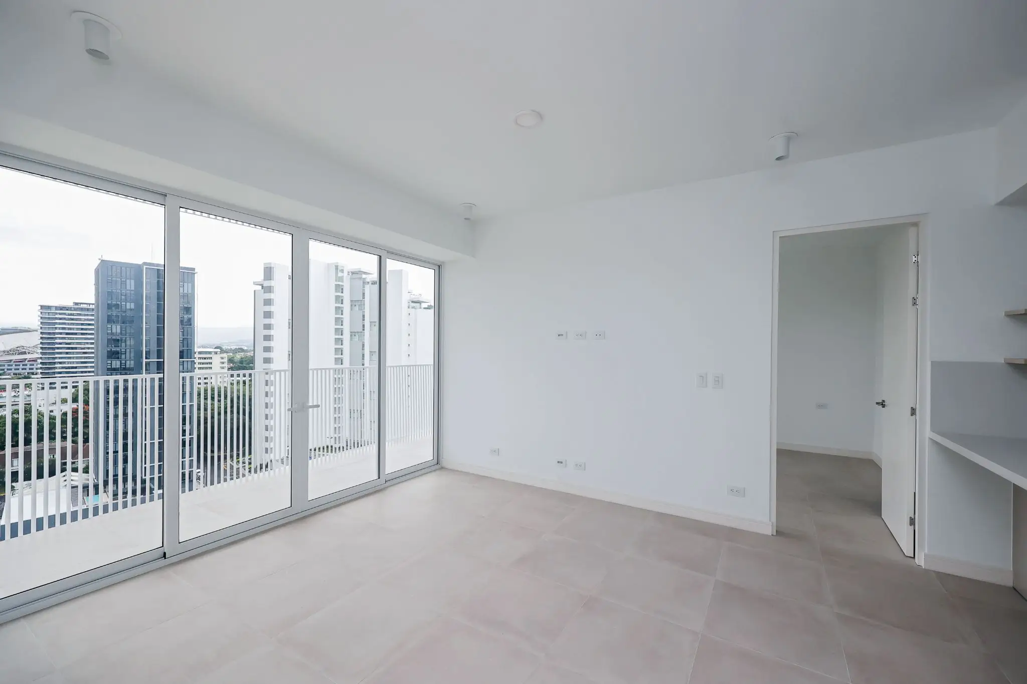 Contemporary City View Apartment in Nunciatura - image 10