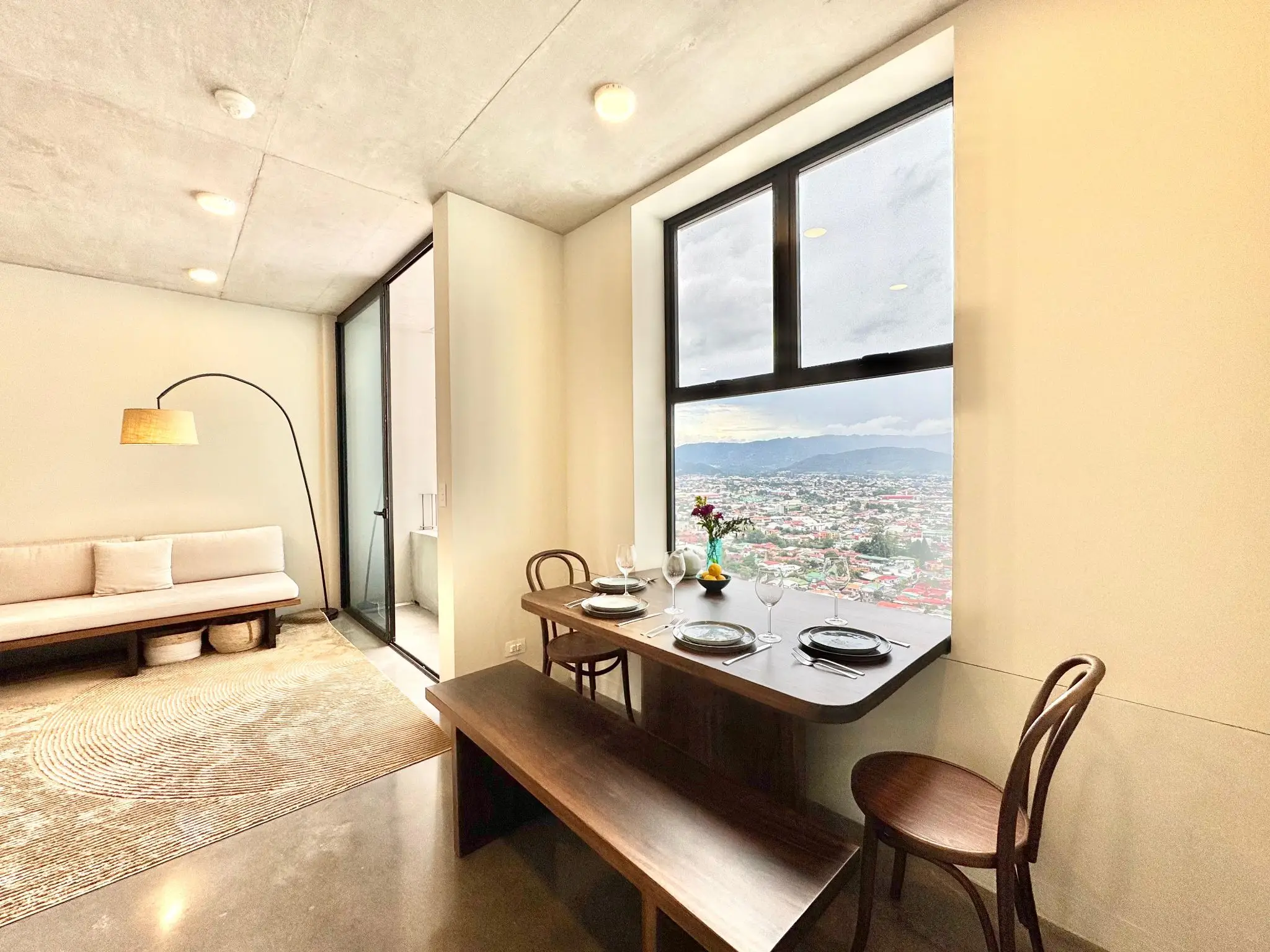 Modern 2-Bedroom Apartment with Panoramic City & Mountain Views in San José - image 2
