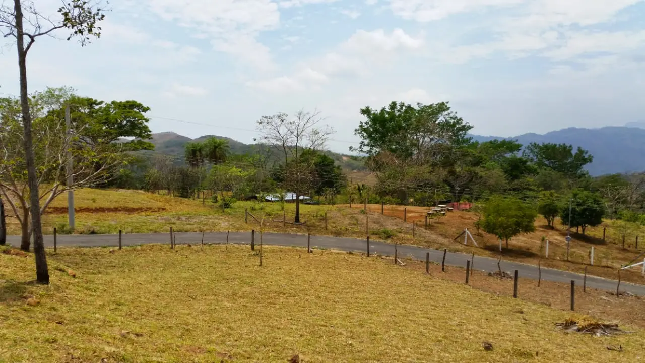 Your Costa Rican Dream Awaits: 2000sqm Mountain View Lot in Turrubares - image 2