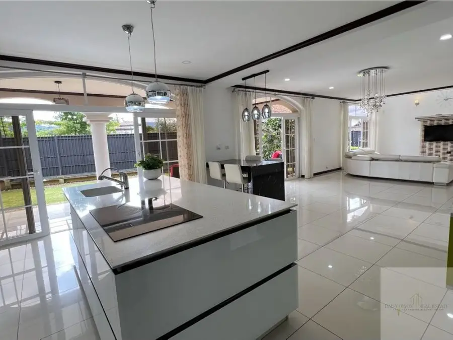 Exquisite Modern 4-BR Luxury Home in Curridabat with Mountain Views - image 11