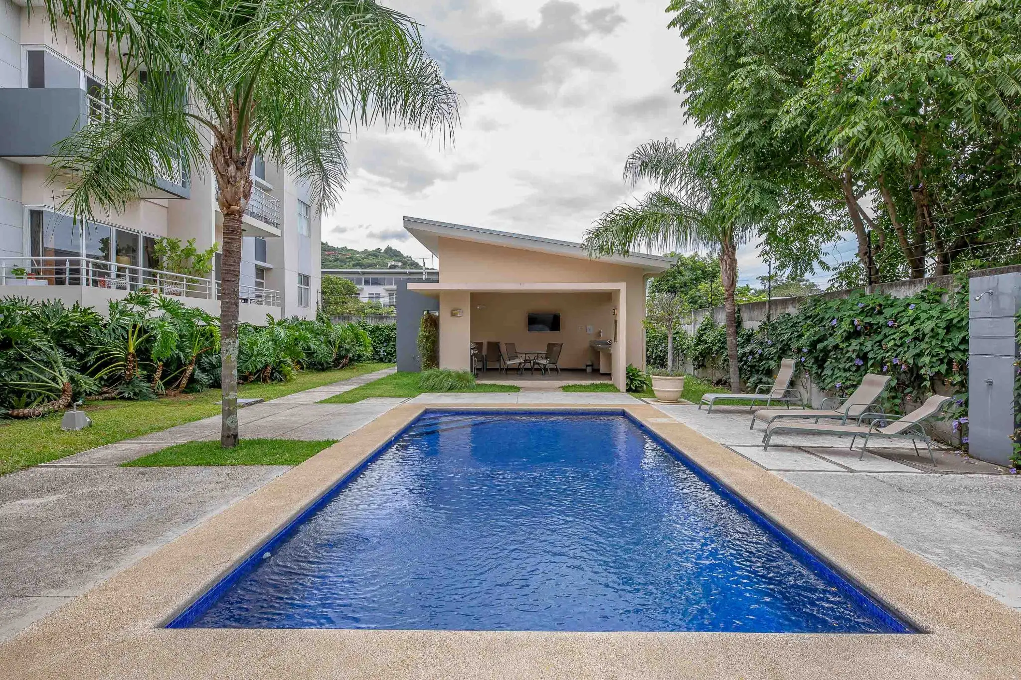 Contemporary 2-Bed Apartment in Santa Ana - image 5