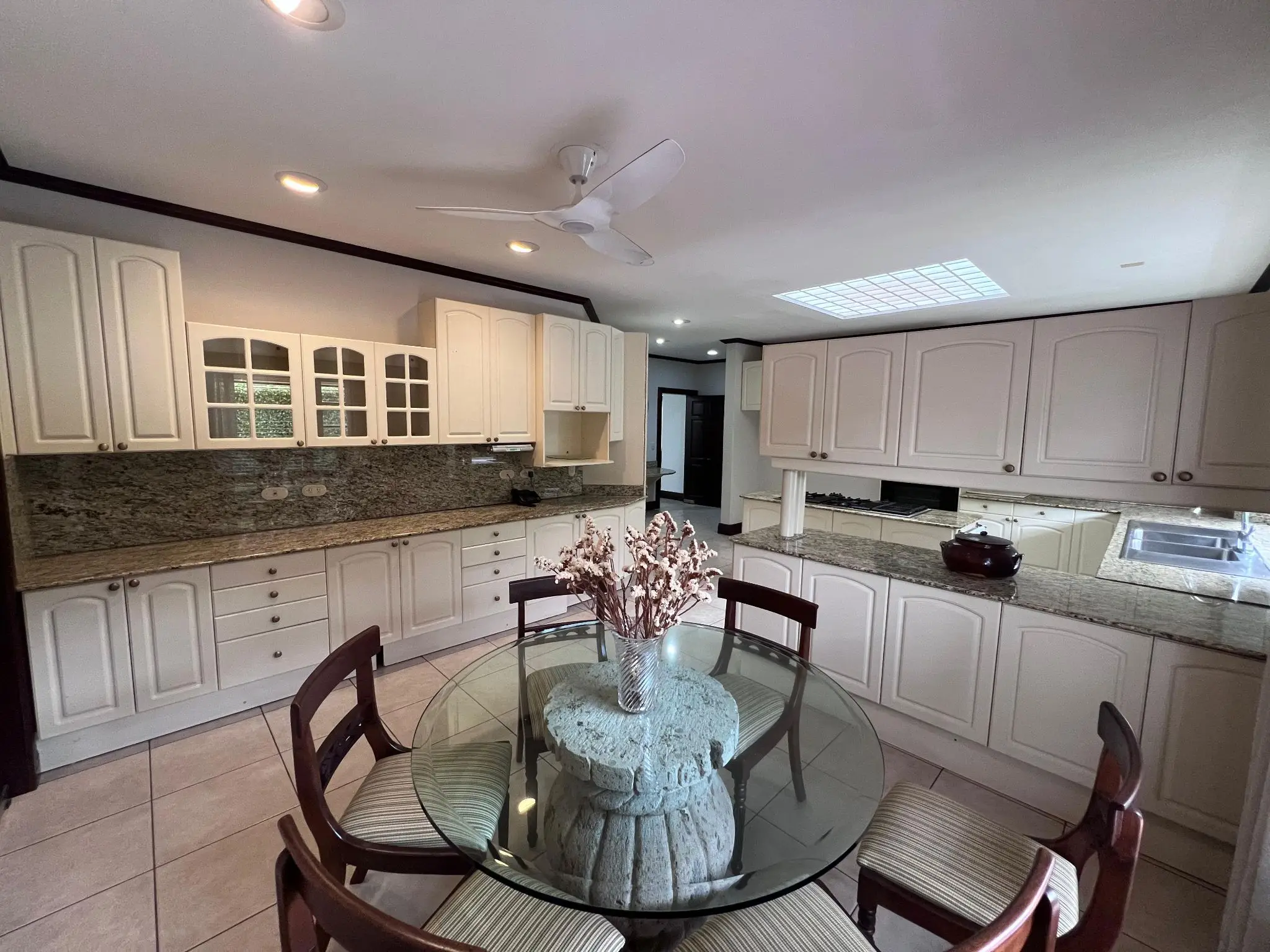 Luxury Home in Bosques de Lindora, Santa Ana - image 5