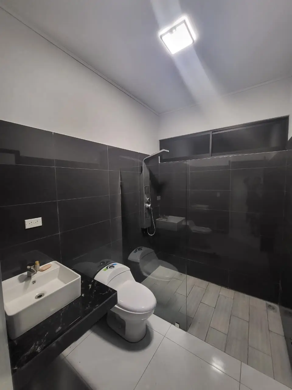Amplia propiedad en Grecia con dos casas independientes, ideal para familia y renta - image 6