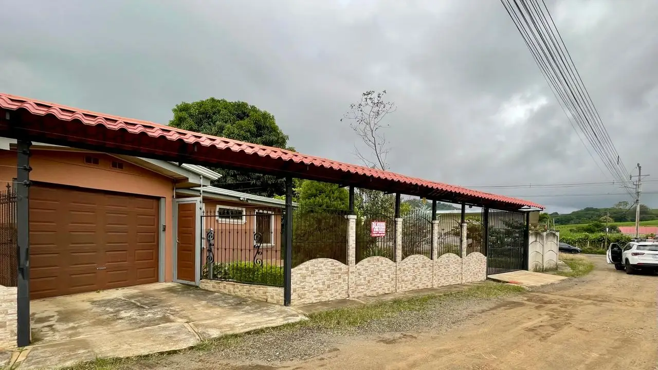 Charming 3-Bedroom Home with Lush Backyard in Grecia, Alajuela - image 12