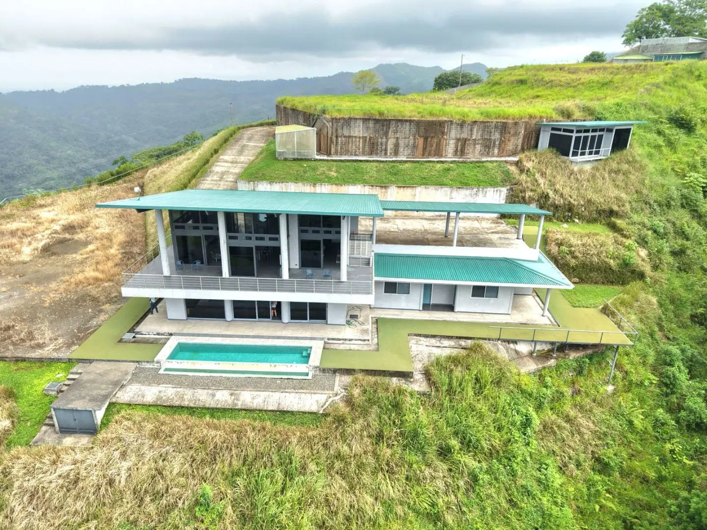Hermosa Clouds: Luxury Mountain Estate with Breathtaking Ocean Views - image 2