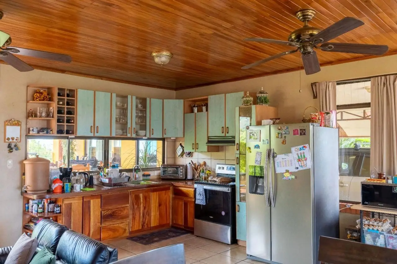 Atenas Quinta with Mountain Views: Charming 3-Bed Home on Expansive Private Land - image 8