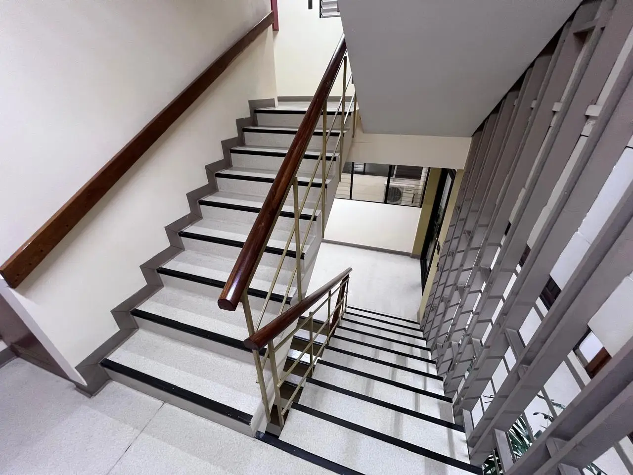 Renovated building ideal for commercial or institutional use - image 1