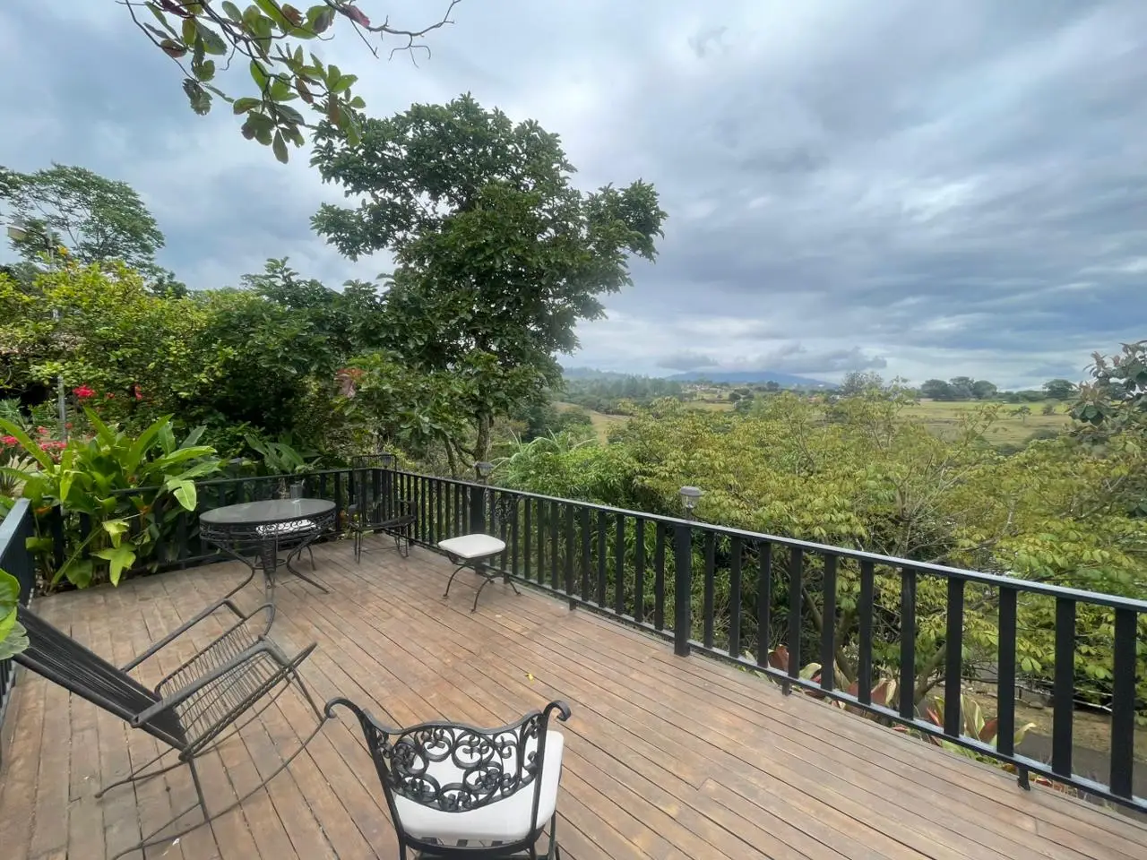 Stunning 3-Bed Modern Home with Expansive Gardens in Grecia, Costa Rica - image 10