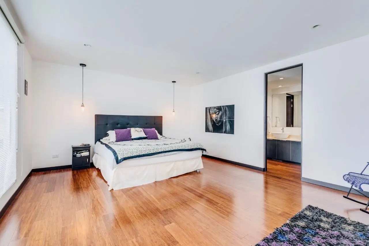 Contemporary house of three floors in prime location in Santa Ana - image 6