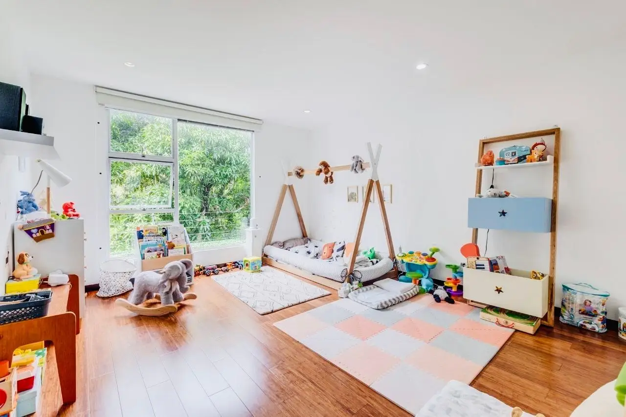 Contemporary house of three floors in prime location in Santa Ana - image 7