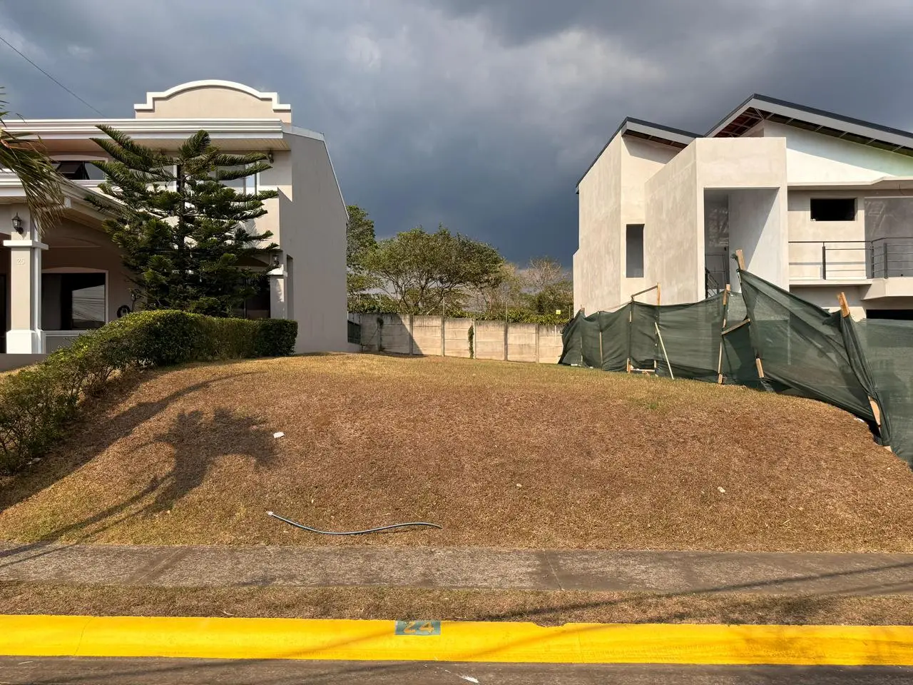 Excellent 231 m² lot on Central Avenue in Grecia, Costa Rica - image 2