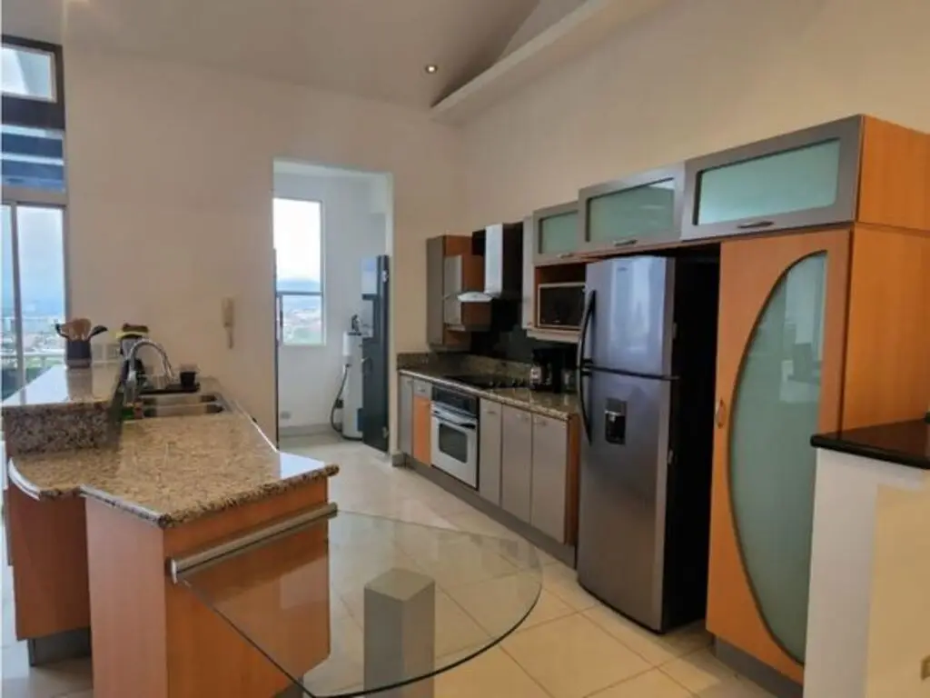 Luxury 3-Bed Penthouse with City Views in Escazú - image 9