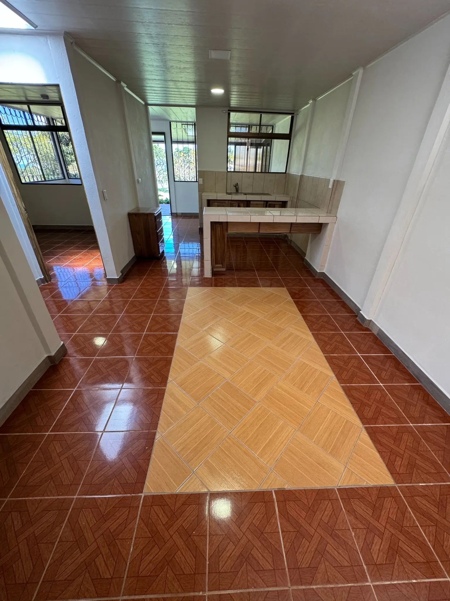 Rent / Versatile Residence with Expansive Grounds and Mountain Views - image 2