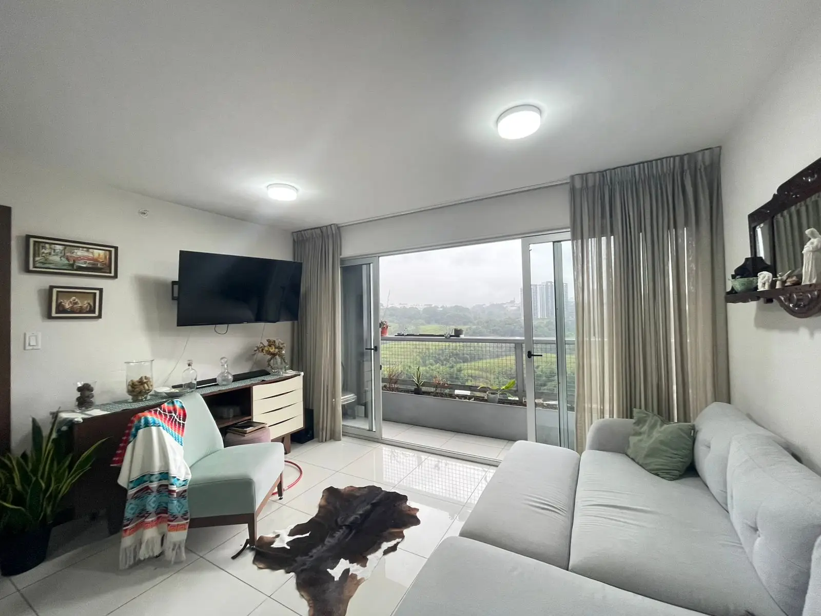 Modern 2-Bedroom Condo in La Uruca - image 3