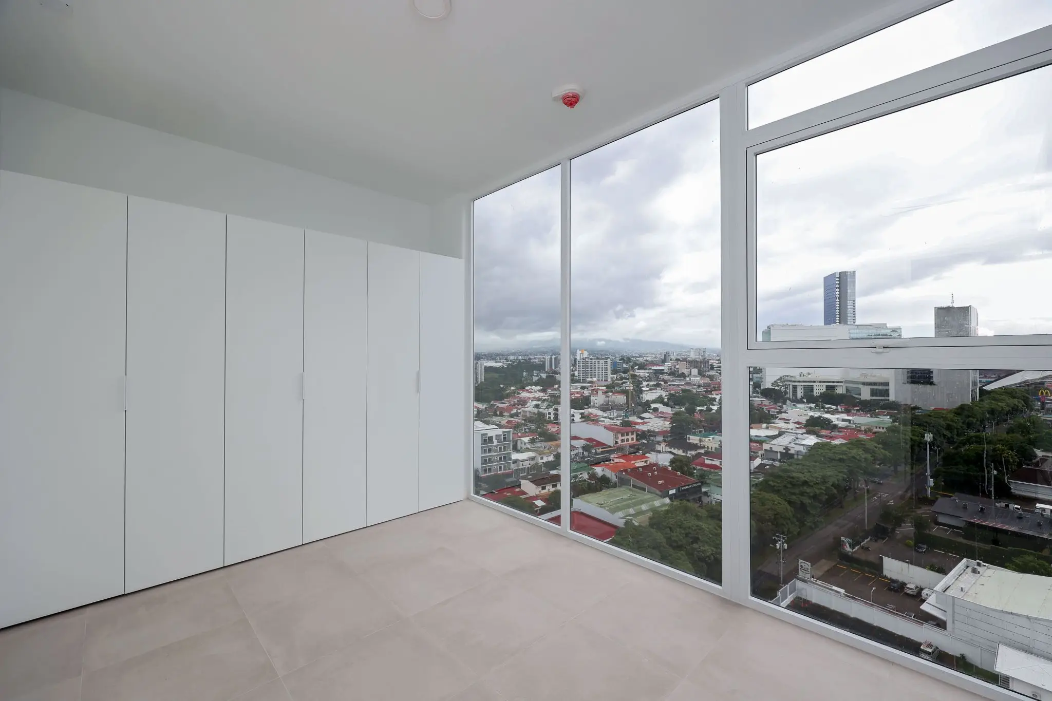 Contemporary City View Apartment in Nunciatura - image 14