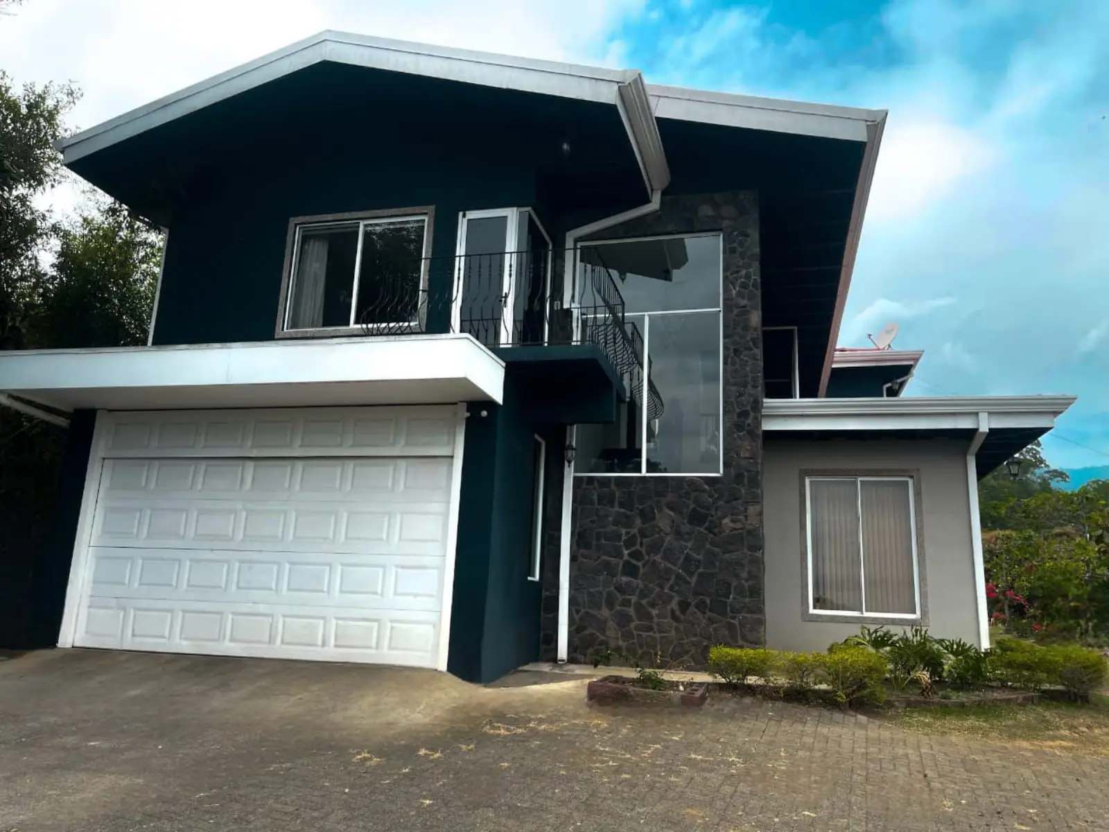 Stunning 3-Bed Modern Home with Expansive Gardens in Grecia, Costa Rica - image 1