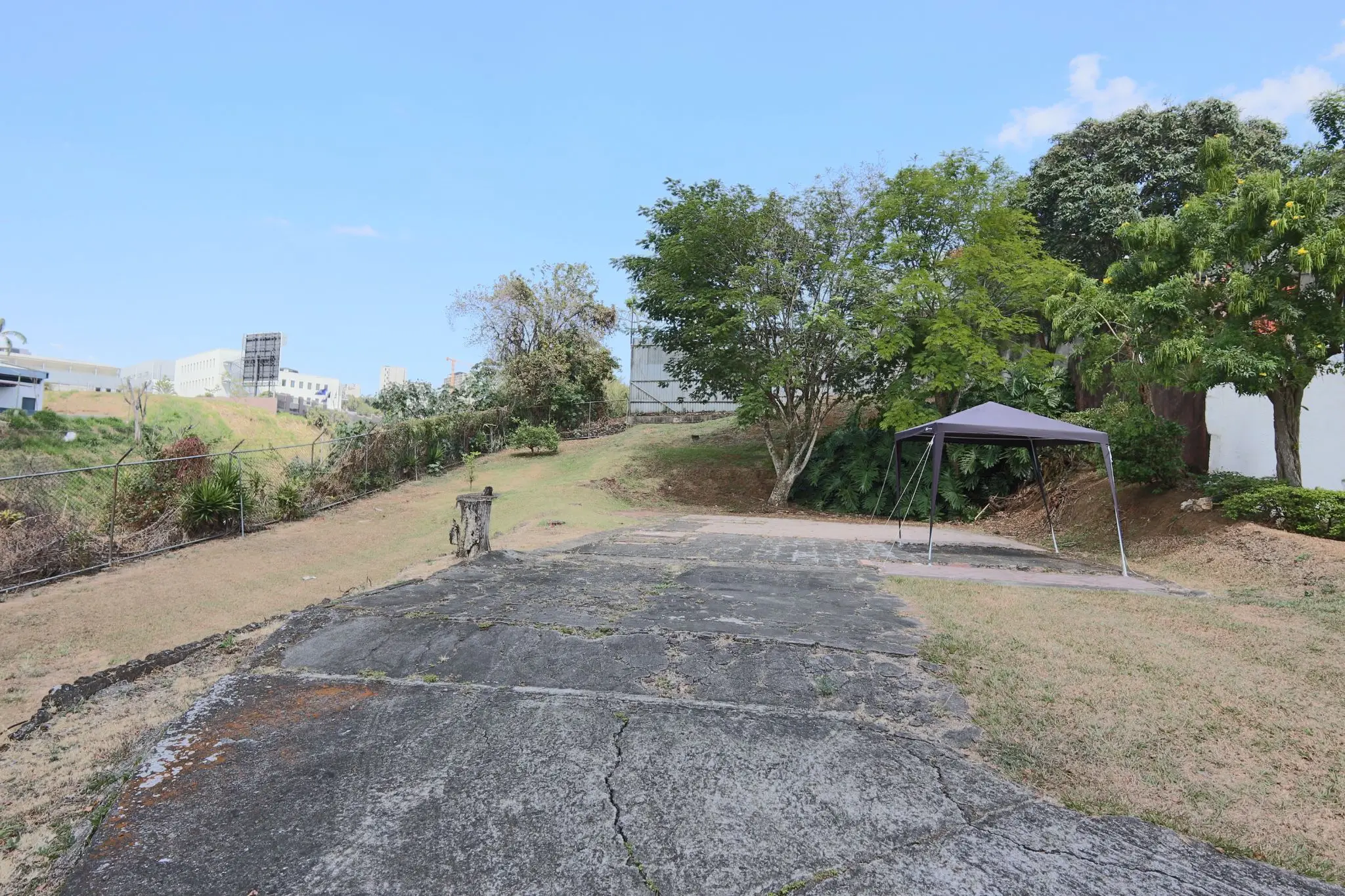 Versatile 10-Bed Commercial/Residential Rental in Prime San José Metropolitan Area - image 4