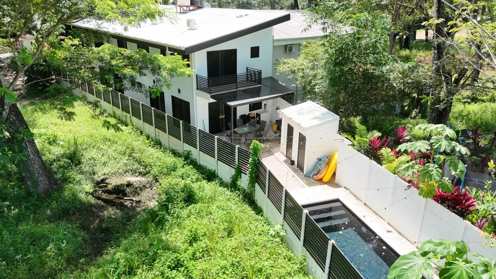 Luxury 4-Bedroom Home with Mountain Views in Playa Hermosa - image 2