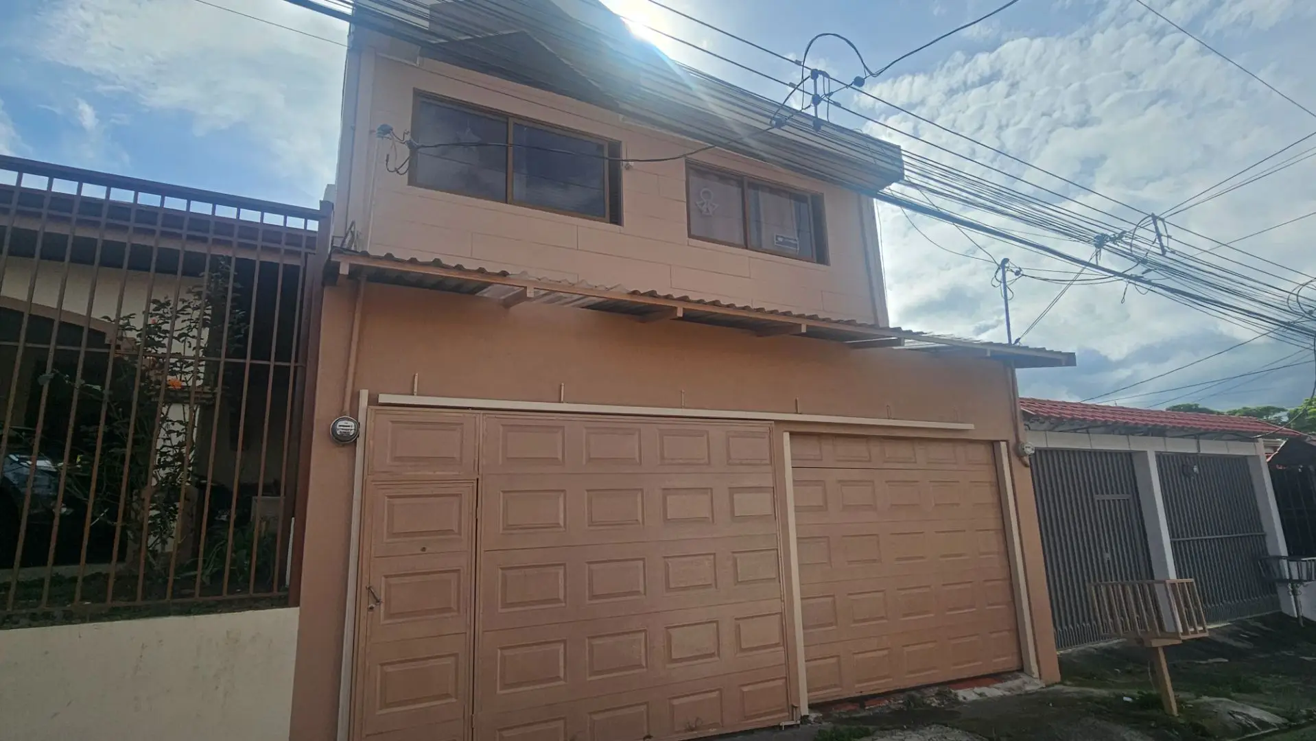 Spacious 6-Bedroom Family Home in Residencial Saint Clare, Moravia - image 3