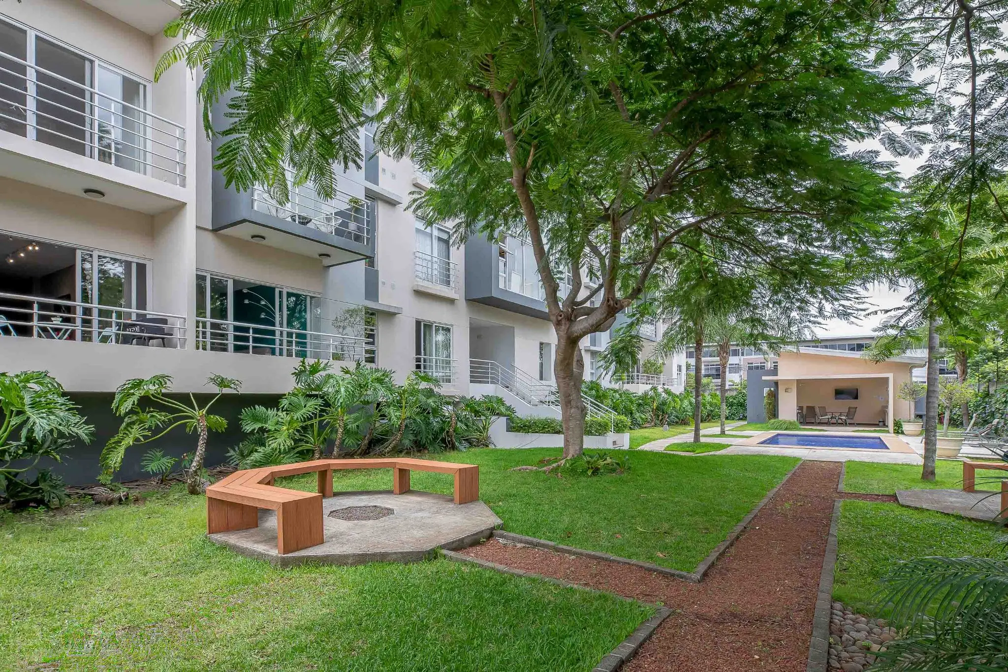 Contemporary 2-Bed Apartment in Santa Ana - image 6