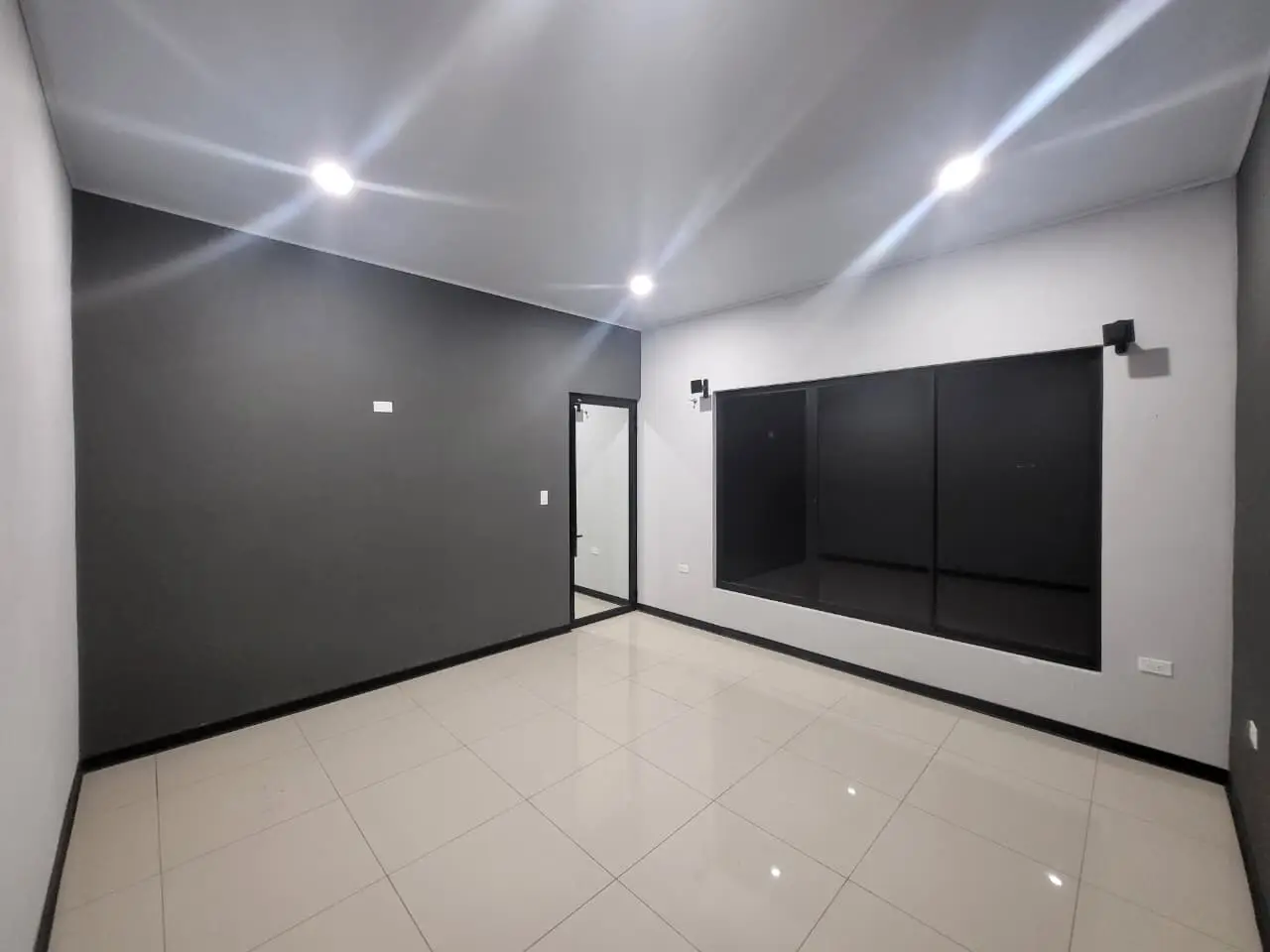 Amplia propiedad en Grecia con dos casas independientes, ideal para familia y renta - image 10