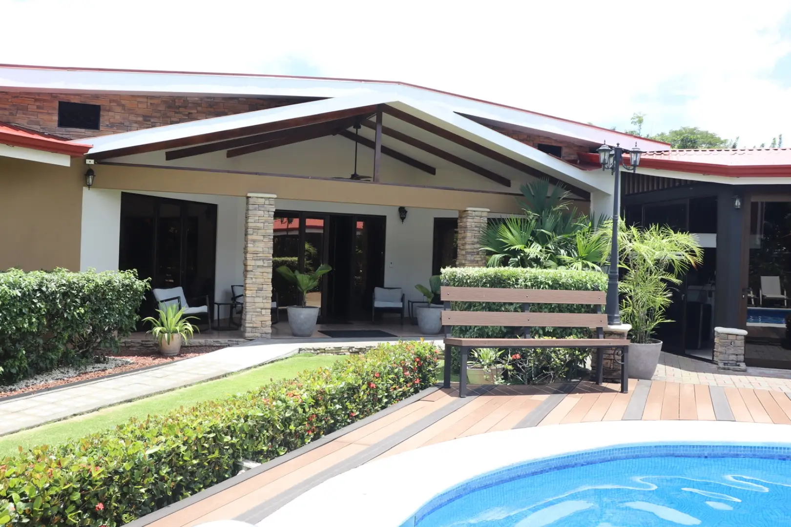 “Residencia de ensueño: 1 casa principal, 5 apartamentos, piscina ,2 ranchos y 2 parqueos grandes ” - image 2