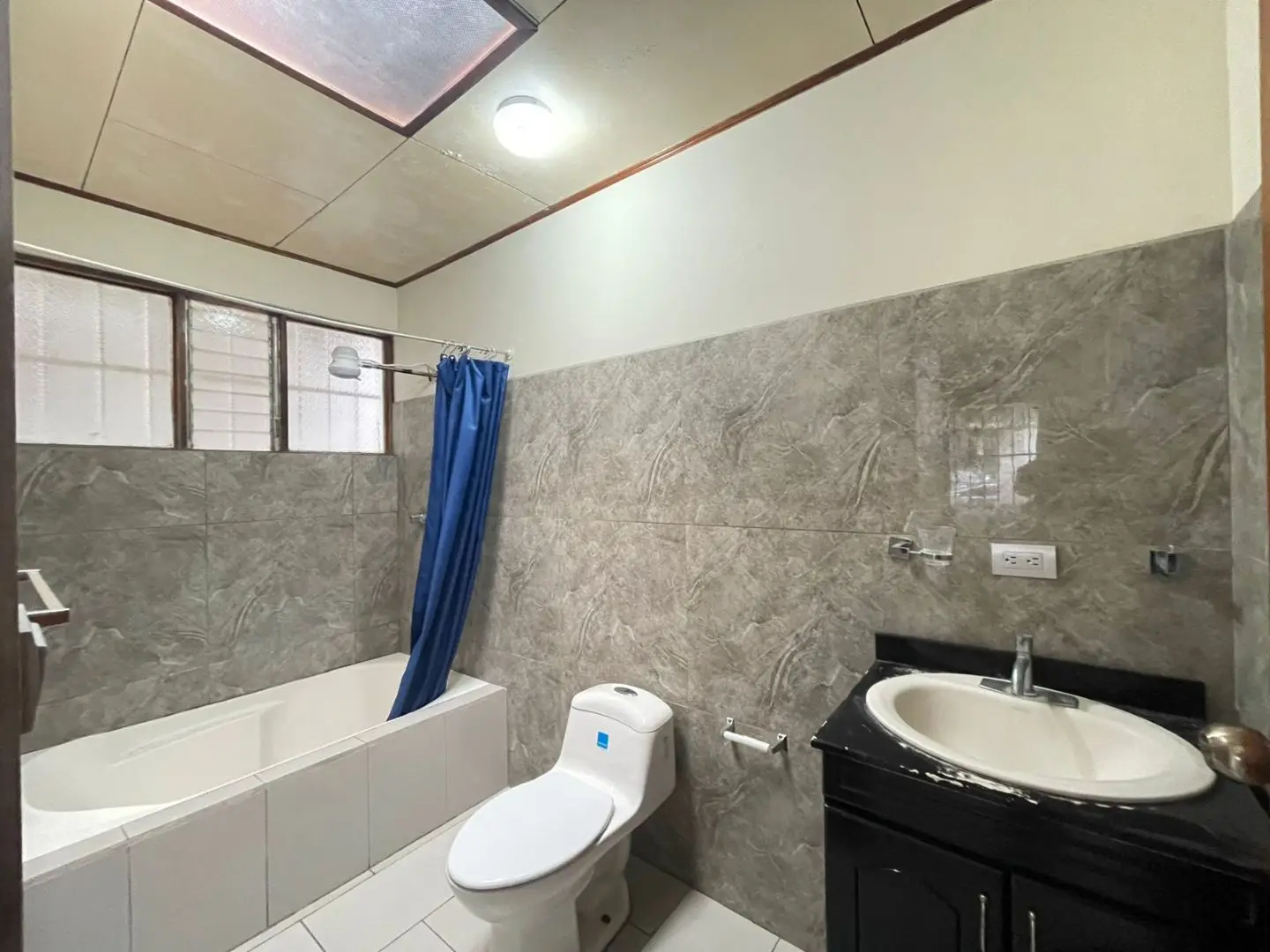 Single Story Home for Sale in La Roma, Pavas - image 14