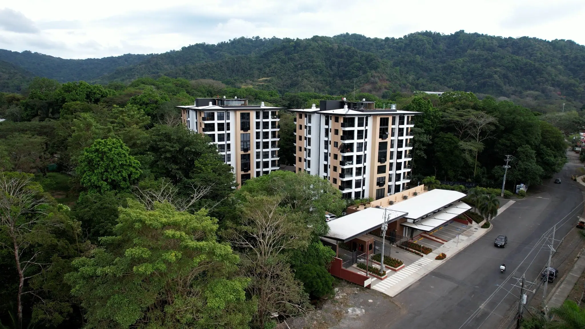 Modern 2-Bed Apartment in Costa Rica: Pool, Balcony, Ocean & Mountain Views - image 3