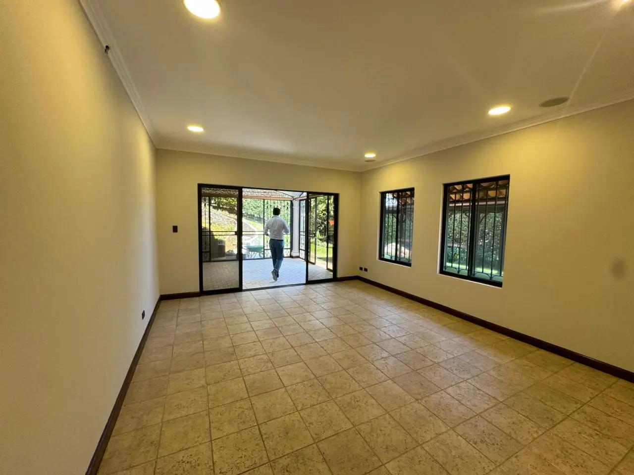 Residencia de Lujo con Vista a la Ciudad en Cerro Alto, Escazú - image 10