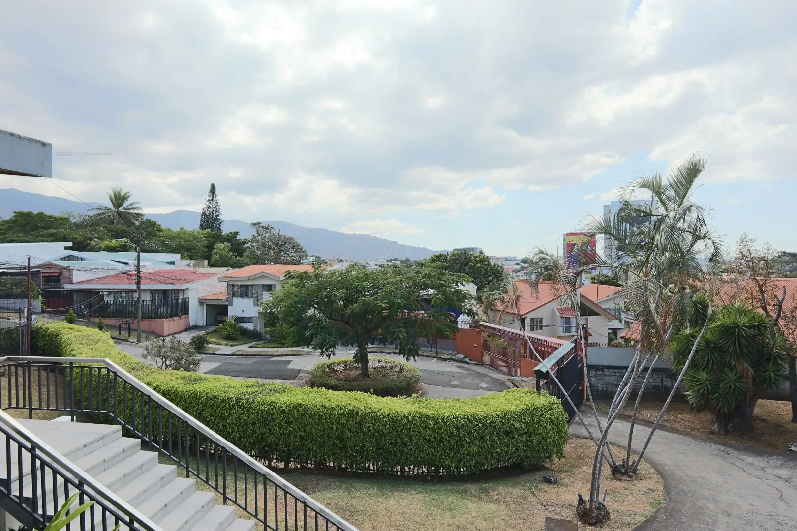 Versatile 10-Bed Commercial/Residential Rental in Prime San José Metropolitan Area - image 3