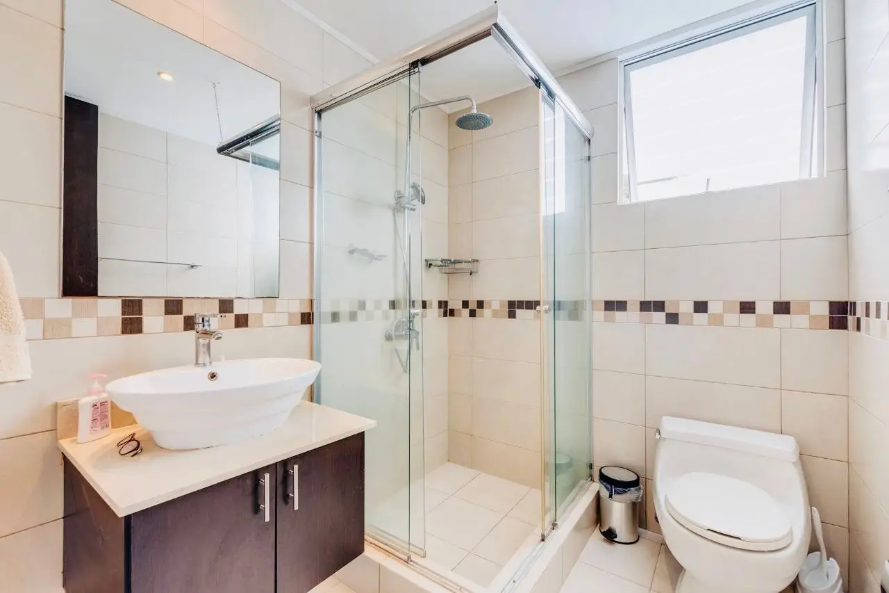 Contemporary house of three floors in prime location in Santa Ana - image 9